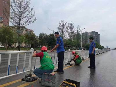中方縣城管執(zhí)法局及時維修破損護欄保障居民出行安全